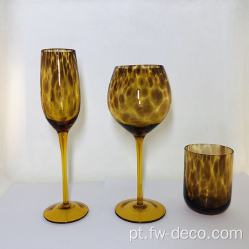 Copos de vinho com taça de estampa de leopardo
